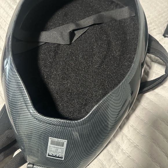 Aerodynamic motorcycle back pack. - Picture 4 of 6